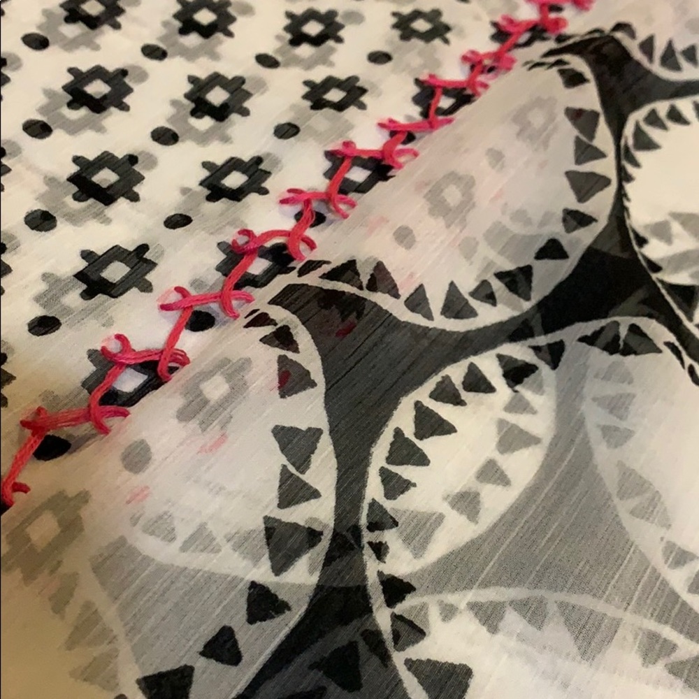 Echo Infinity Black & White Scarf - Picture 7 of 8